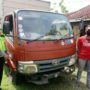 Truk Boks Terbalik di Pasar Kue