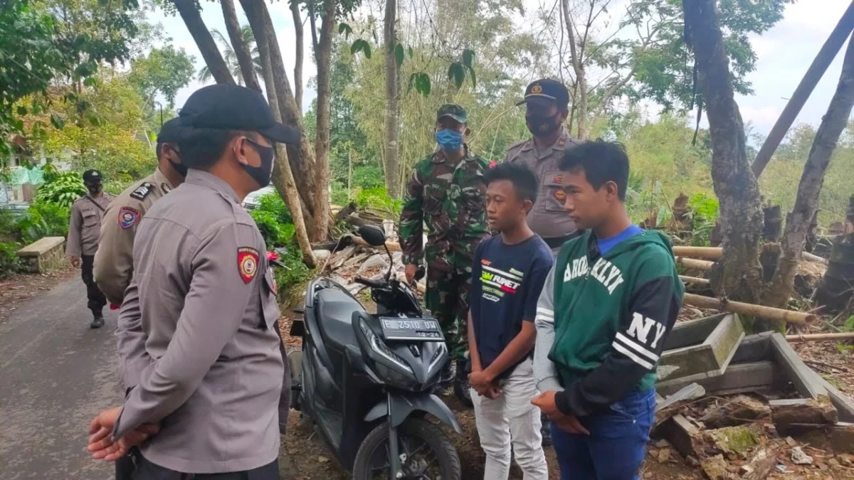 Petugas Berhentikan Wisatawan Tak Pakai Masker