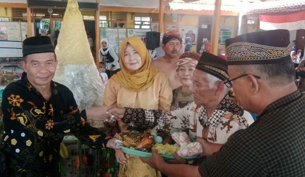 Tumpeng Raksasa Hiasi Sedekah Bumi