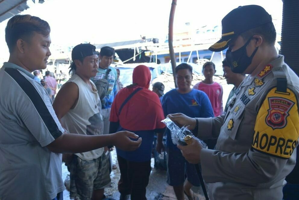 Kasus Covid-19 Meledak, Polres Bagikan Masker