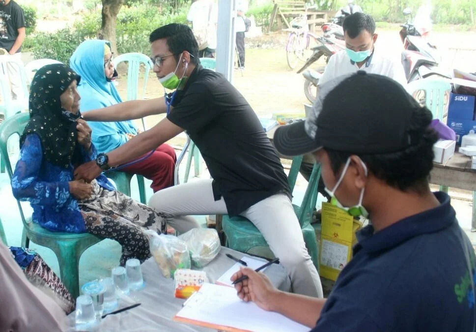 Pemuda dan Mahasiswa Gelar Pengobatan Gratis Pemuda dan Mahasiswa Gelar Pengobatan Gratis
