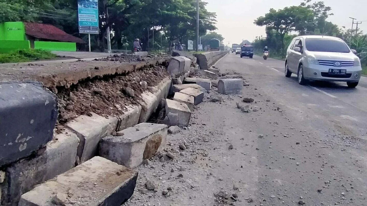 Median Jalan Raya Pantura Ambrol