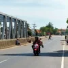 Penyapu Uang Sedekah Jembatan Sewo Kembali Marak  