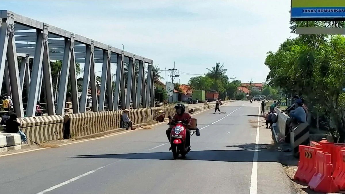 Penyapu Uang Sedekah Jembatan Sewo Kembali Marak Penyapu Uang Sedekah Jembatan Sewo Kembali Marak
