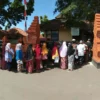 Berdesakan Antre Dapat Bantuan
