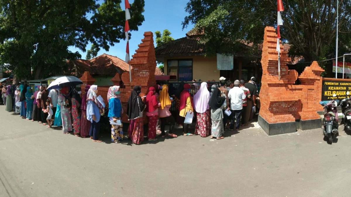 Berdesakan Antre Dapat Bantuan Berdesakan Antre Dapat Bantuan