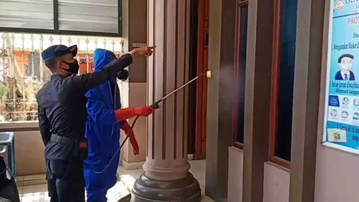 Semprot Disinfektan dan Sosialiasi Setiap Hari Semprot Disinfektan dan Sosialiasi Setiap Hari