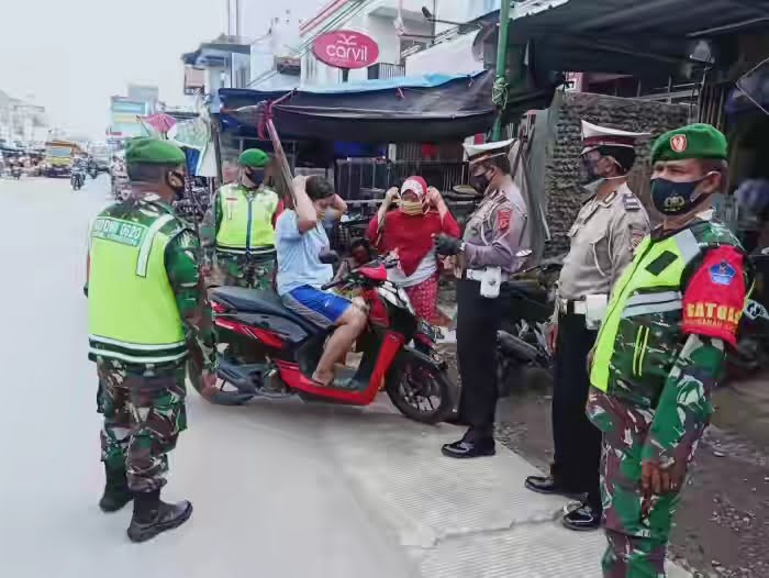 Tebar Masker dan Sosialisasi 3M Tebar Masker dan Sosialisasi 3M