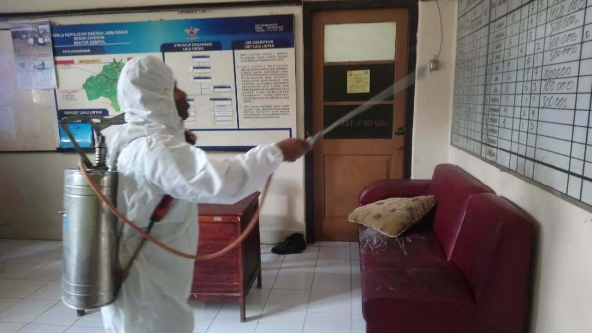 Seminggu Dua Kali Semprotkan Cairan Disinfektan