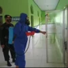 Semprot Disinfektan di Masjid