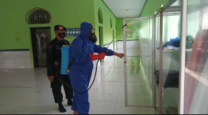 Semprot Disinfektan di Masjid Semprot Disinfektan di Masjid
