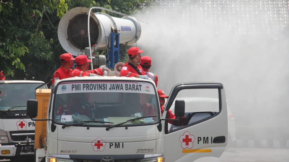 Semprot Disinfektan dengan Tangki Gunner Semprot Disinfektan dengan Tangki Gunner