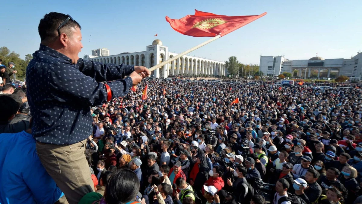 massa-berdemonstrasi-di-ibu-kota-kirgistan-bishkek-pada-aw-17