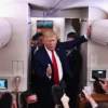 presiden-donald-trump-berbicara-dengan-wartawan-di-atas-pesawat-air-force-one-saat-ia-kembali-dari-new-hampshire-ke-washington-as-jumat-288-foto-antarareuters-carlos-barria-87