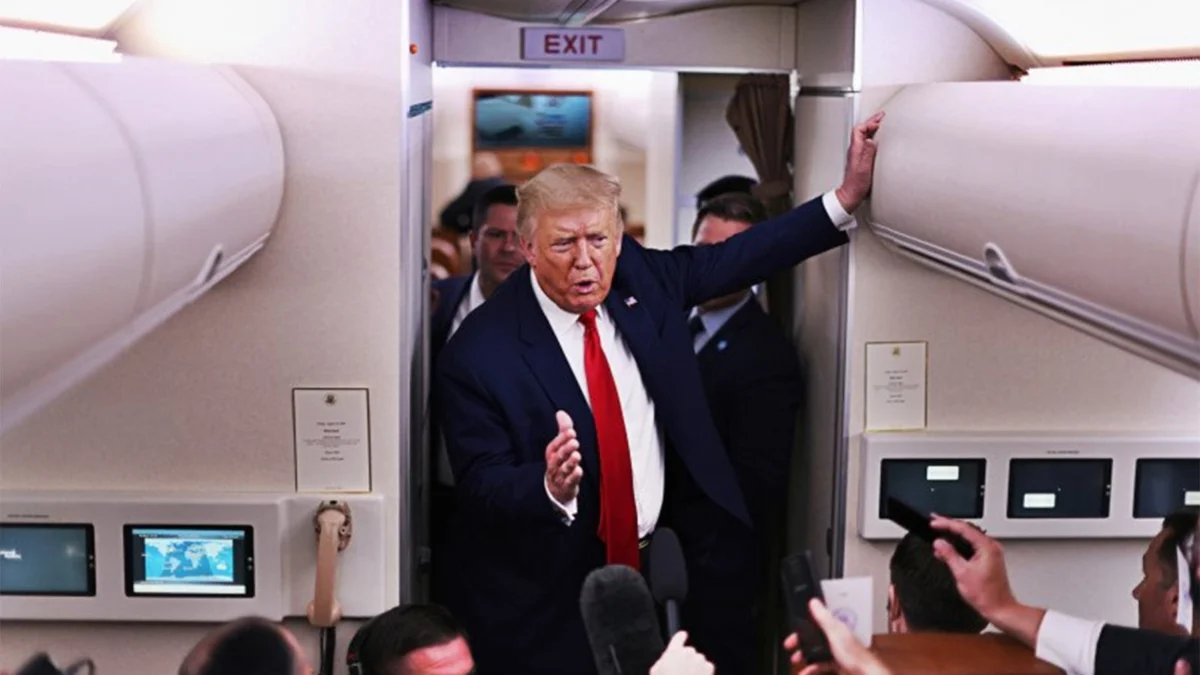 presiden-donald-trump-berbicara-dengan-wartawan-di-atas-pesawat-air-force-one-saat-ia-kembali-dari-new-hampshire-ke-washington-as-jumat-288-foto-antarareuters-carlos-barria-87