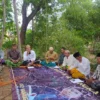 Jaga Tradisi Ziarah Kubur saat Jumat Kliwon