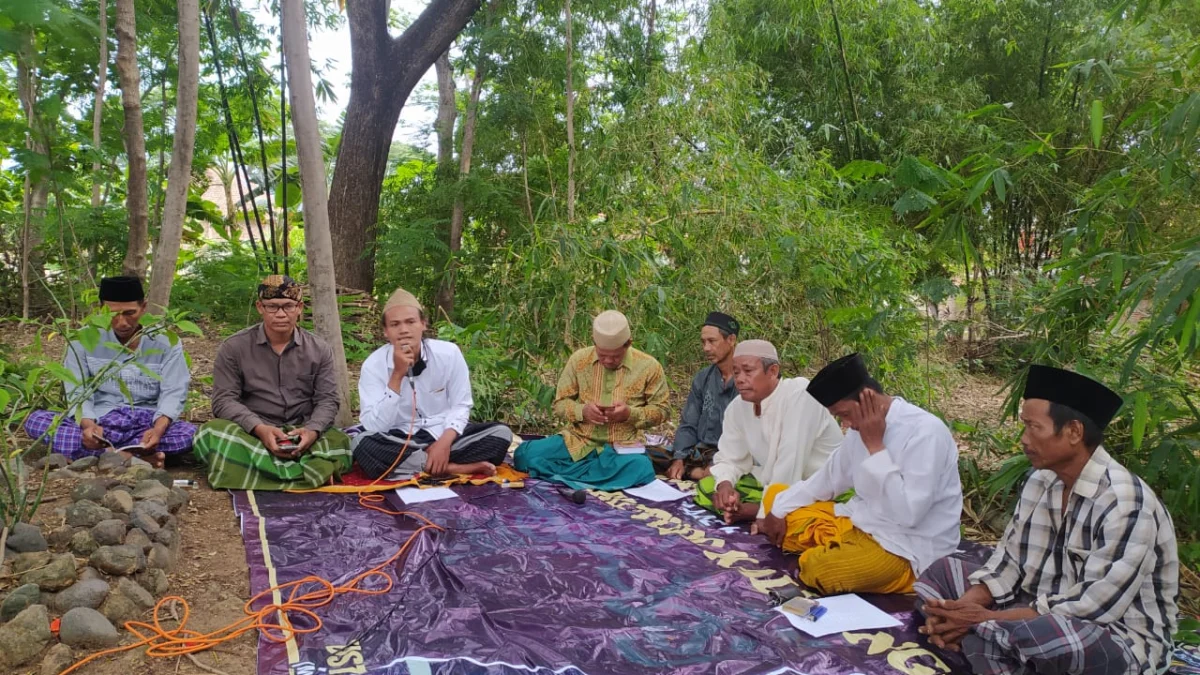 Jaga Tradisi Ziarah Kubur saat Jumat Kliwon Jaga Tradisi Ziarah Kubur saat Jumat Kliwon