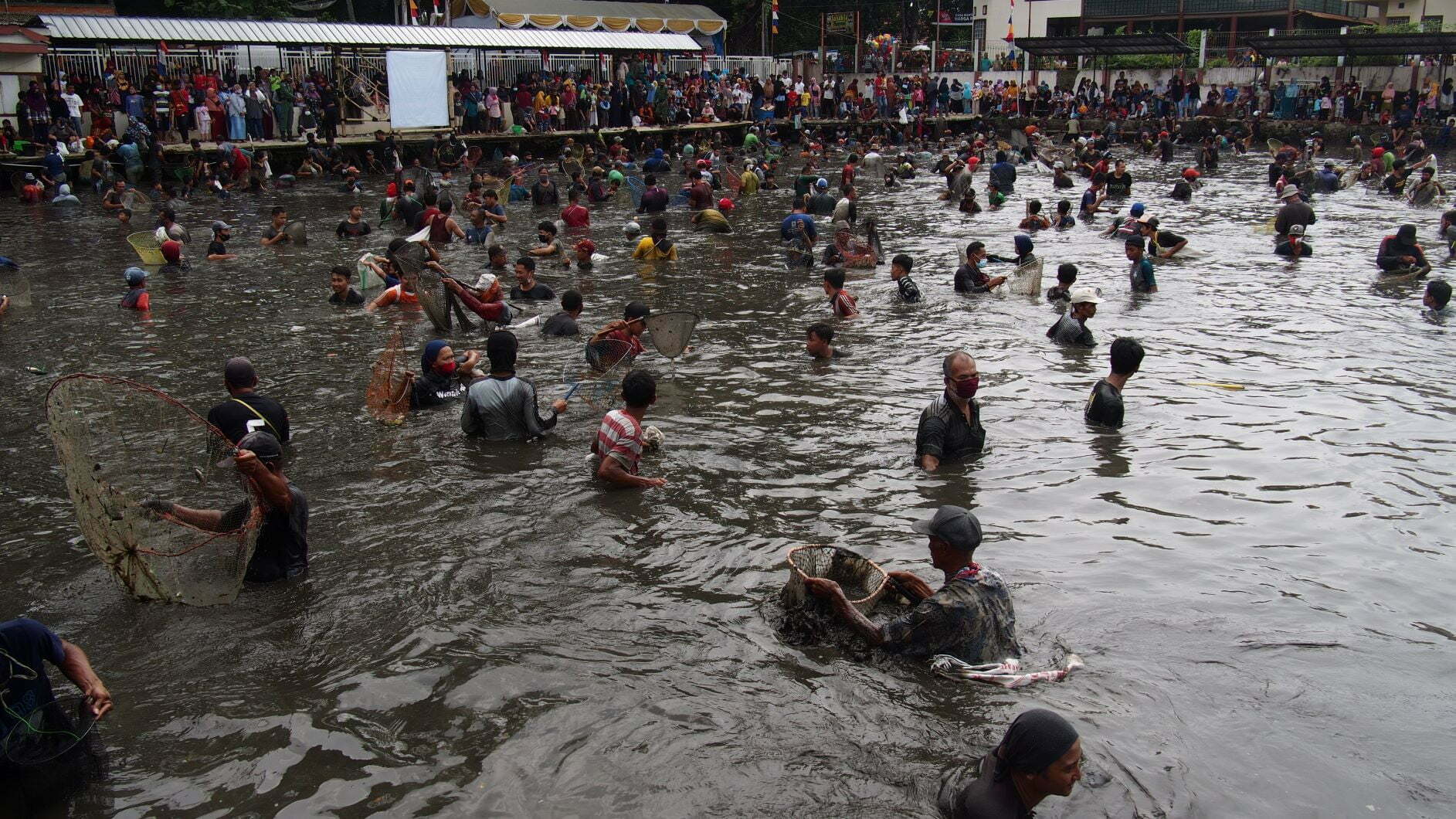 Warga Berebut Ikan di Tradisi Bedah Setu Janggala – Radar Cirebon ID