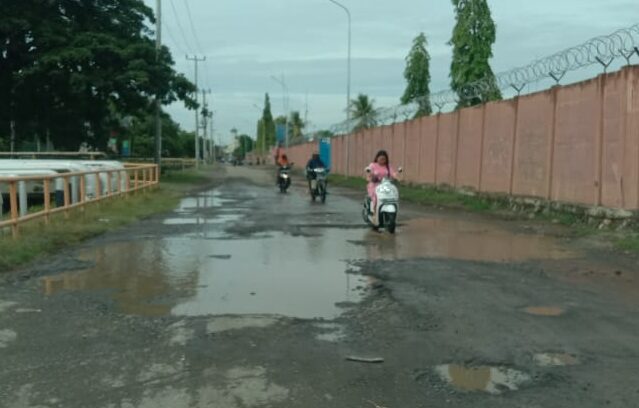 Jalan Rusak seperti Kubangan