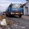 Jalan Berlubang Ditutup Sampah