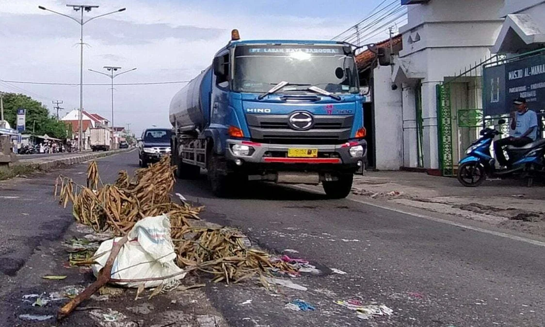 Jalan Berlubang Ditutup Sampah