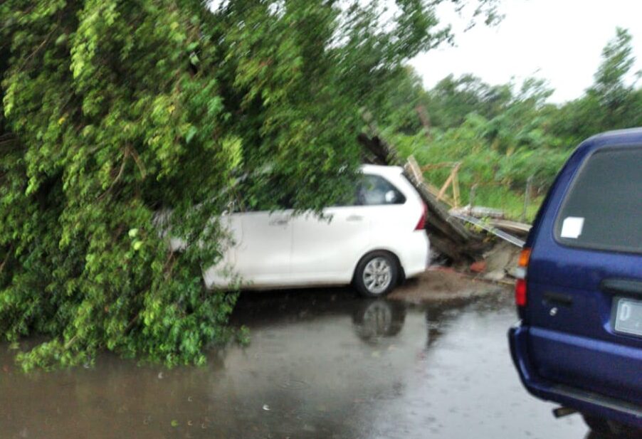 Hujan Angin Terjang Pesisir Ujunggebang