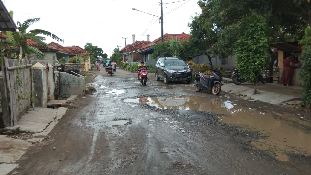Jalan Hancur, Warga Ancam Tanam Pisang Jalan Hancur, Warga Ancam Tanam Pisang