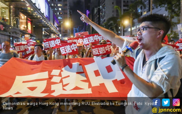 demonstrasi-warga-hong-kong-menentang-ruu-ekstradisi-ke-tiongkok-foto-kyodo-news