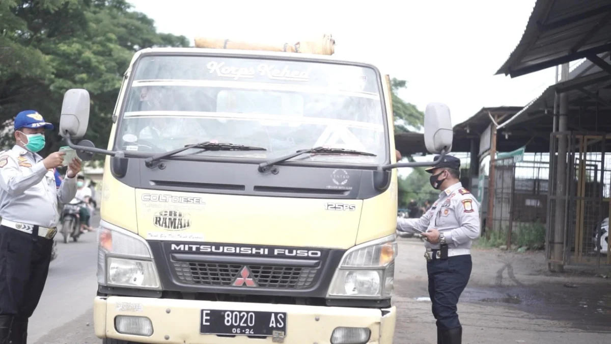 Truk Galian C  Rusak Jalan