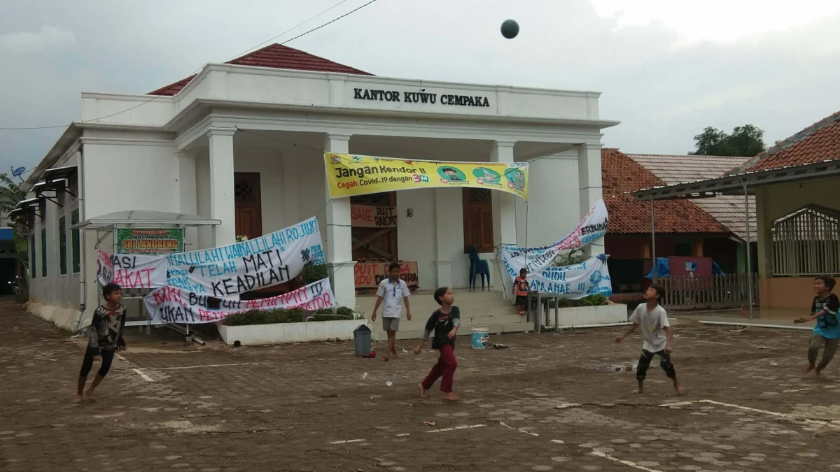 Balai Desa Cempaka Disegel Warga Balai Desa Cempaka Disegel Warga