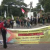 Demo Tolak Pembangunan Pusat Perbelanjaan Moderen