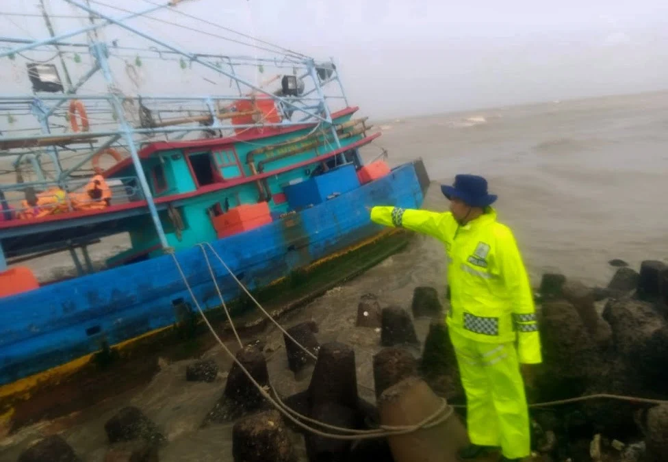 3 Kapal Hancur Diterjang Ombak