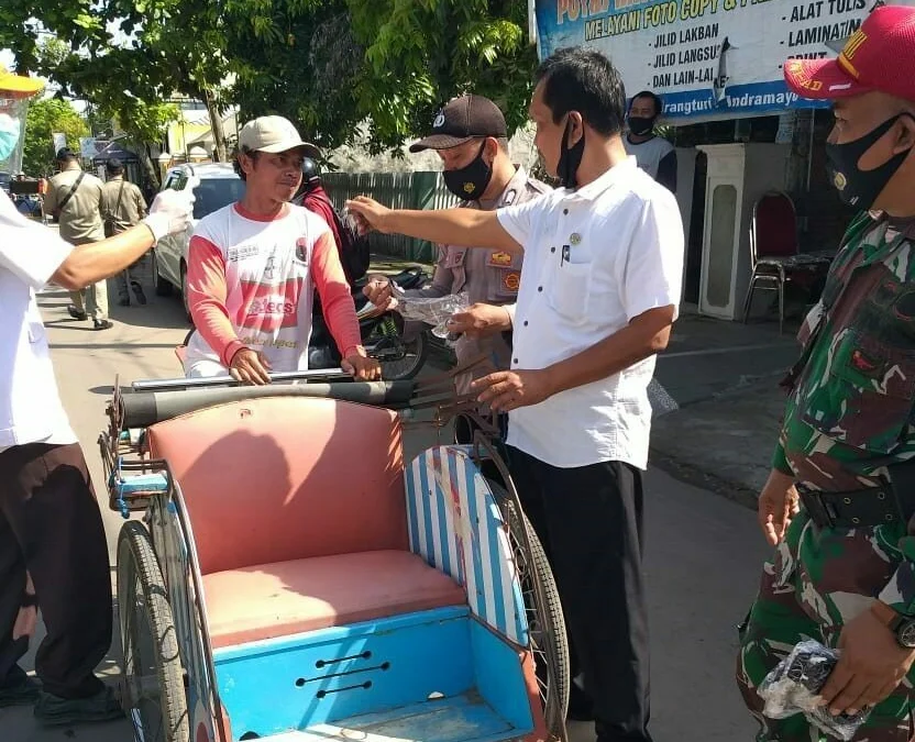 Bagikan Ribuan Masker untuk Warga