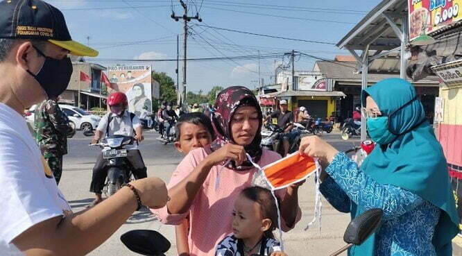 Peringati Hari Ibu, PKK Berbagi Masker