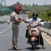 polisi-di-india-meminta-pengendara-motor-kembali-ke-rumah-di-tengah-wabah-corona-foto-reuters-95