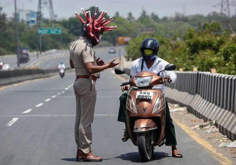 polisi-di-india-meminta-pengendara-motor-kembali-ke-rumah-di-tengah-wabah-corona-foto-reuters-95