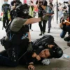 polisi-hong-kong-makin-represif-sejak-uu-keamanan-pesanan-tiongkok-resmi-berlaku-foto-antarareuters-96