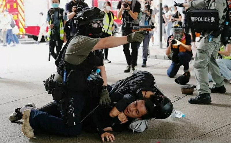 polisi-hong-kong-makin-represif-sejak-uu-keamanan-pesanan-tiongkok-resmi-berlaku-foto-antarareuters-96