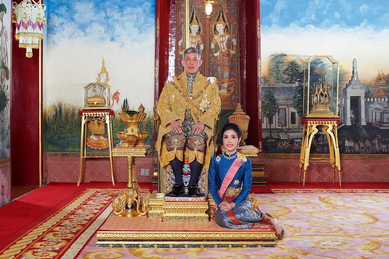 raja-thailand-maha-vajiralongkorn-dan-sineenat-wongvajirapakdi-duduk-di-grand-palance-di-bangkok-thailand-2782019-foto-antararoyal-household-bureauhandout-via-reuters-51