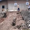 Satu Rumah Nyaris Longsor