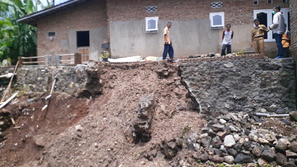 Satu Rumah Nyaris Longsor Satu Rumah Nyaris Longsor