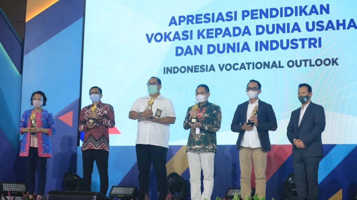 PLN Raih Penghargaan Pendidikan Vokasi dari Kemendikbud PLN Raih Penghargaan Pendidikan Vokasi dari Kemendikbud
