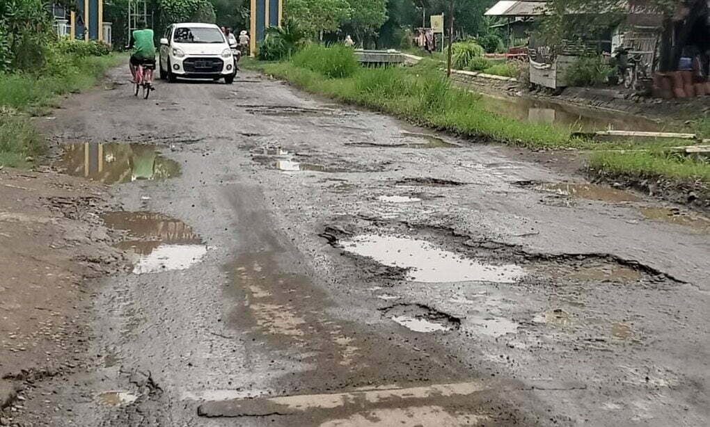 Warga Minta Jalan Rusak Diperbaiki