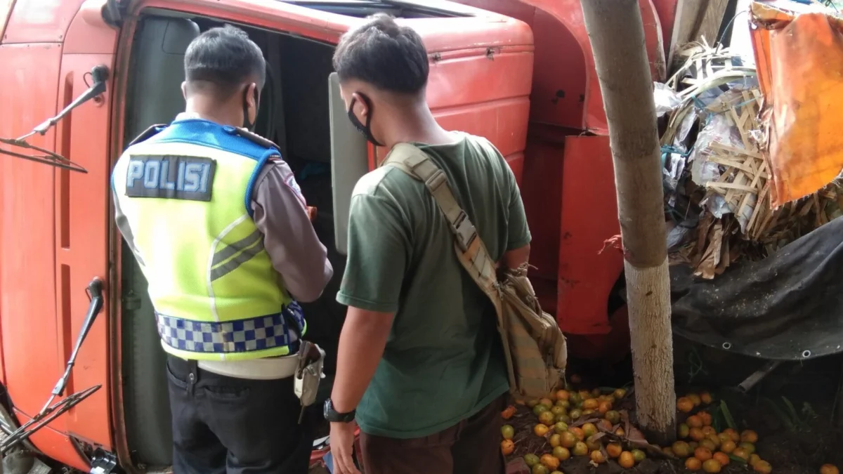 Truk Jeruk Terbalik setelah Tabrak Lansia 