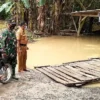 Petugas Awasi Jasa  Perahu Tambangan