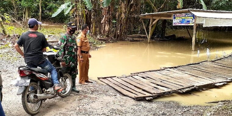 Petugas Awasi Jasa  Perahu Tambangan