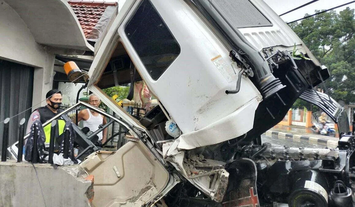 Sopir Ngantuk, Truk Tangki Seruduk Rumah