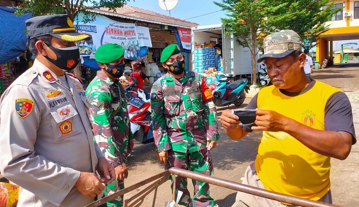 Pohon Kenari Tumbang Tutup Akses Jalan Bayuning-Kadugede