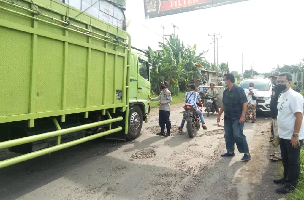 den-Kerusakan Jalan Karena Kendaraan Berat (2)