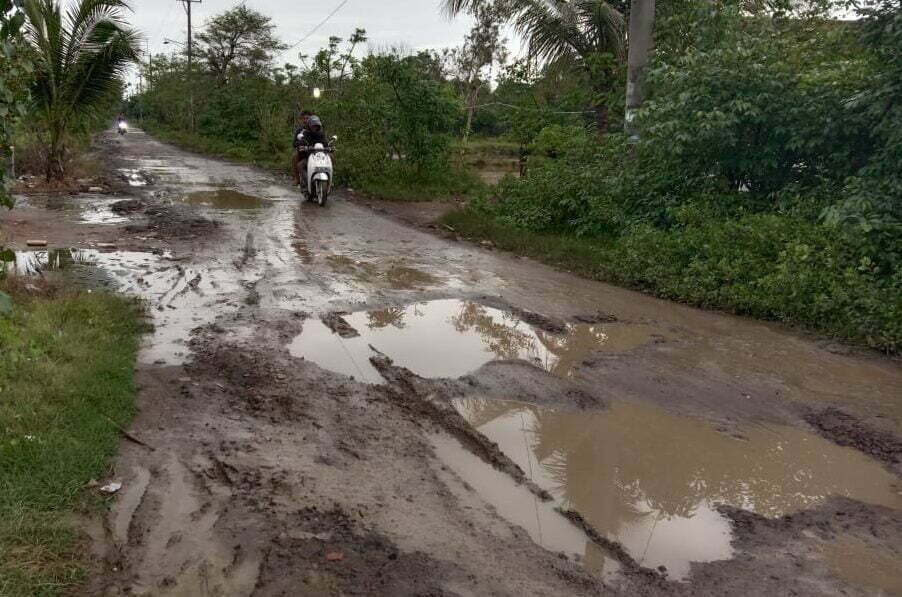 Jalan Mirip Kubangan, Warga Minta Perbaikan